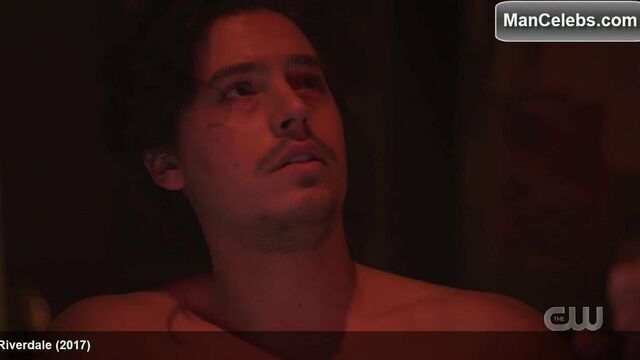 Cole Sprouse безволосый пресс