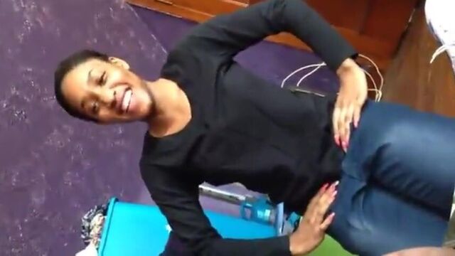 Молодая дама боится сосать хуй