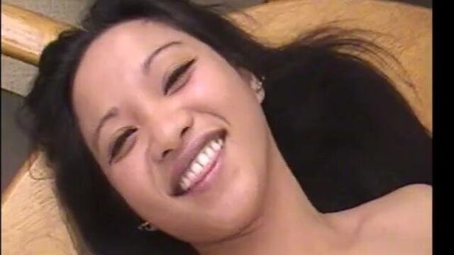 Экзотическая красотка обнаженная на столе