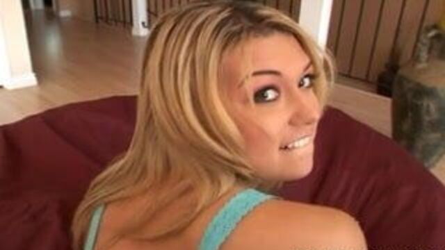 Хорошенькая Tiffany играет с ее симпатичной киской и задницей