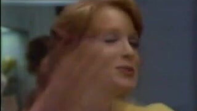 Две бабы примеряют лифчики Playtex.