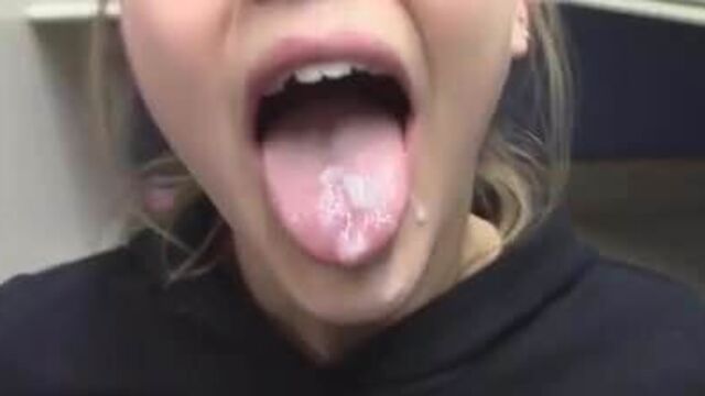 Молодая шлюшка сосет член в середине магазина