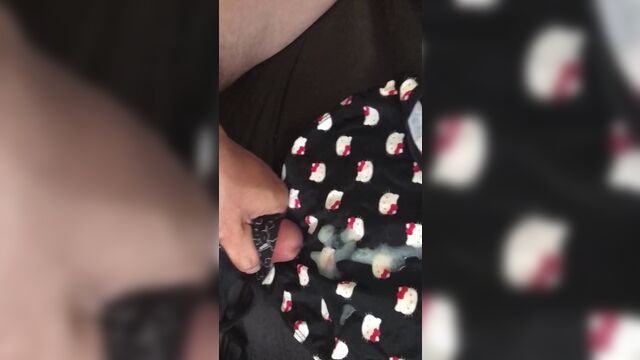 Носит бикини и кончает в бикини Hello Kitty