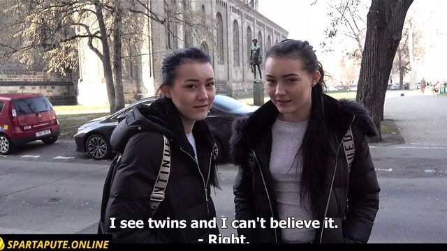 Я плачу двум сестрам на улице, затем трахаю их