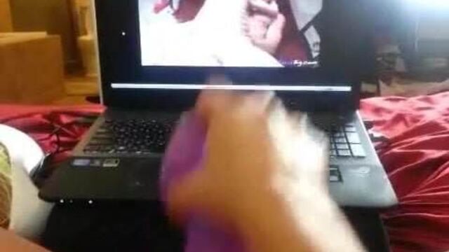 Она обожает смотреть порно