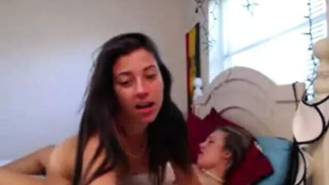 Лесбийский страпон перед вебкамерой