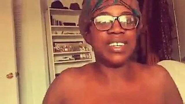 Огромные черные сиськи делают минет в очках