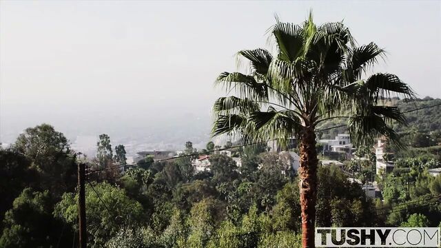 TUSHY горячая модель наслаждается двойным проникновением в свободное время