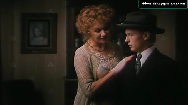 Секс-опыт с горячей мачехой на винтажной сцене