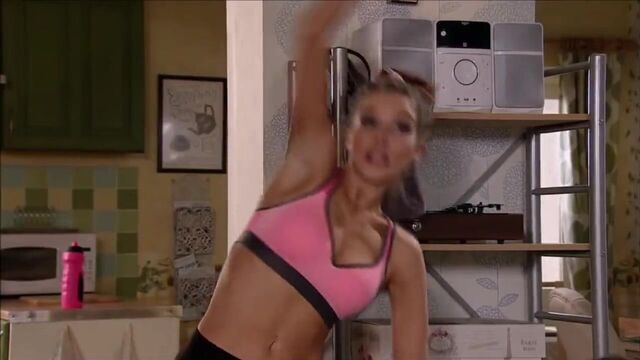 Helen Flanagan тренируется на улице Коронация