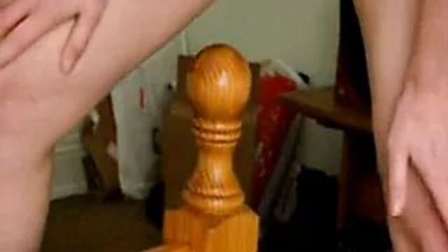 Пытаюсь облизать киску у кровати