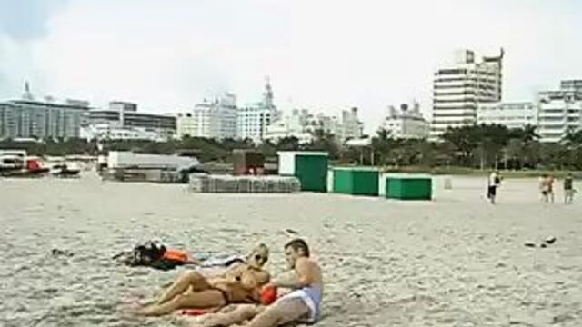 Holly Sampson топлес на пляже