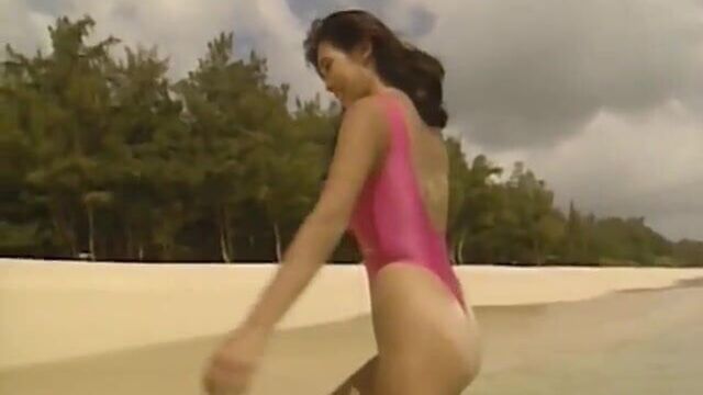 Высокий ногой цельный купальник в стрингах - сексуальная японская задница