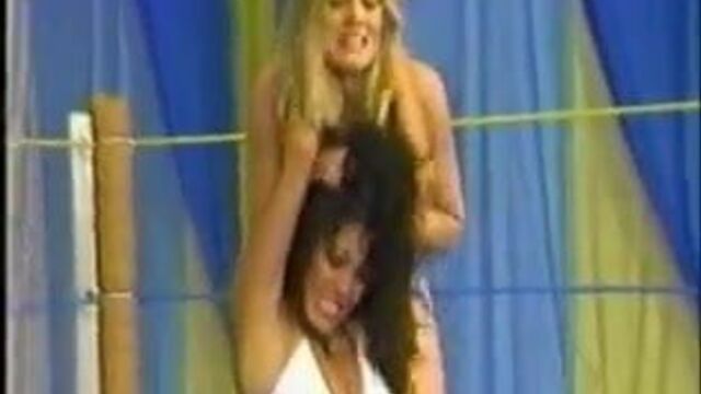 Золотые девушки борются