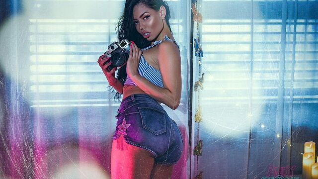 Canela Skin попросила у меня фотографии и могу ли я трахнуть ее!