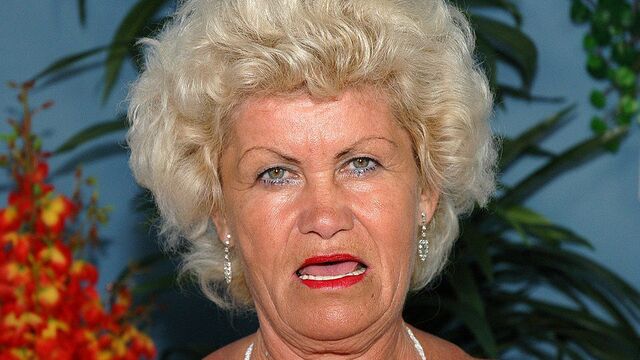 Бабушка Effie трахается в видео от первого лица