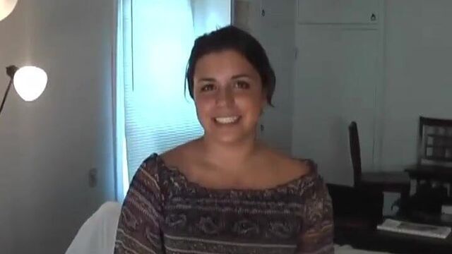 Мясистую брюнетку глубоко трахают в задницу в любительском видео