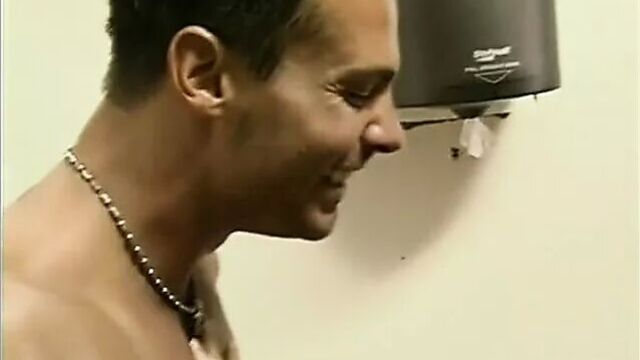 Первая сцена Janine в проливе