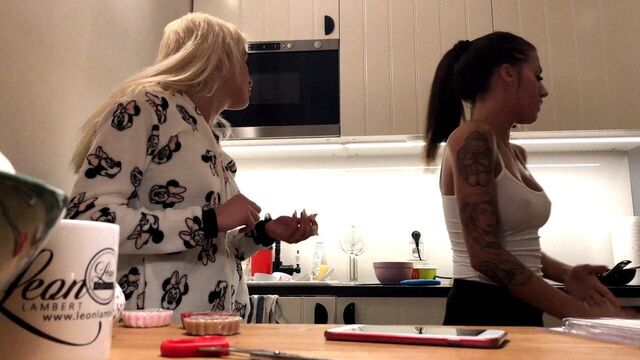 Идеальные позы перед кухонной камерой, без лифчика Sylvia и ее я