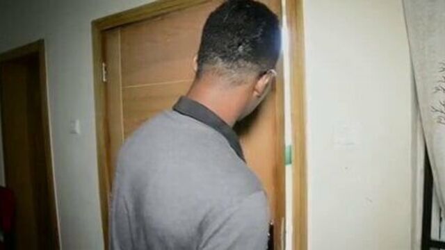 Обнаженные мужчины и женщины грубо трахаются