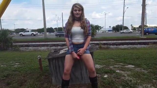 Whitney Висконсин трахает себя на обочине оживленной дороги