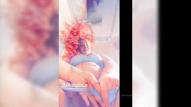 Randalin играет с дилдо в ее любви с толстой киской Randalin