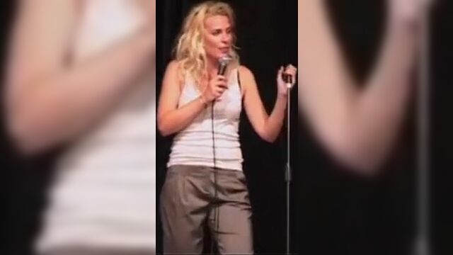 Sara Pascoe выглядит сексуально на сцене