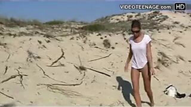 Задница тинки в бикини на пляже