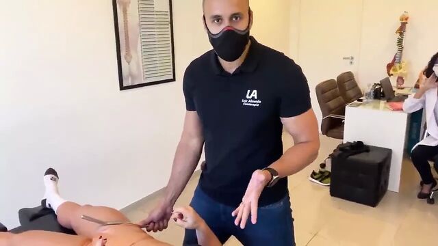 Бразильская спортсменка, физиотерапия, верблюжья лапка