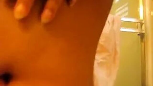 Сексуальная девушка сама сняла обнаженное тело без лица