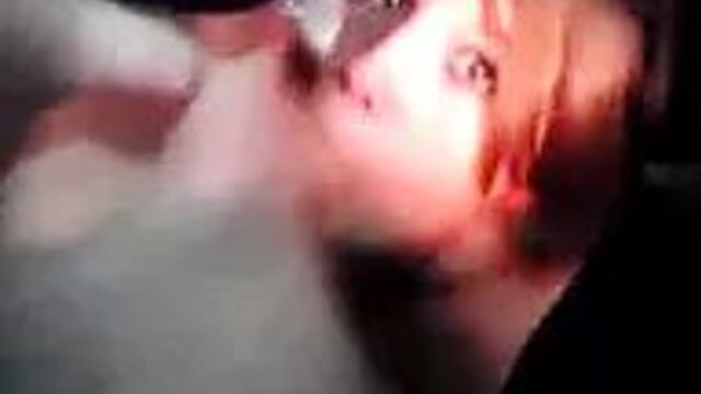 Шлюшка отсасывает и глубоко заглатывает незнакомцу