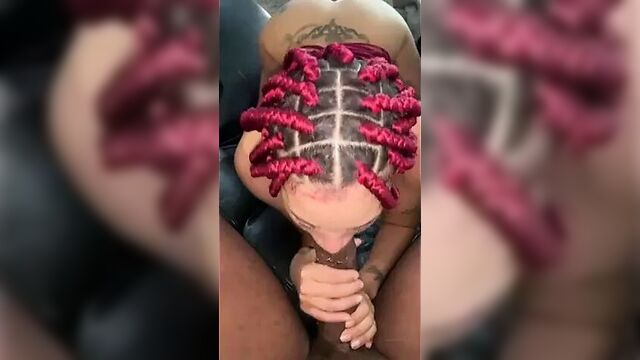 Черная сучка сосет хороший хуй