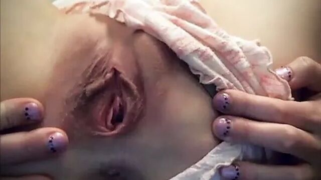 Ashley раздвигает и зияет в ее тугую маленькую киску