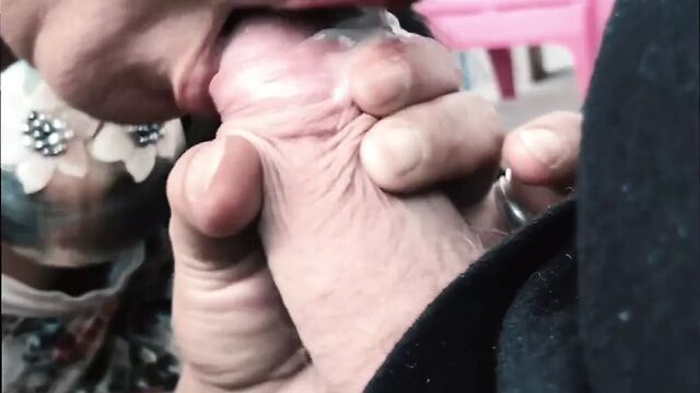 Зрелая мама делает минет со спермой в рот - крупный план