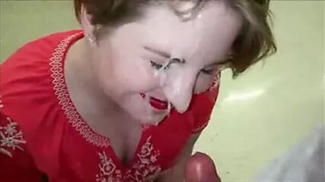 Камшот на лицо для раздетой женщины-шлюшки