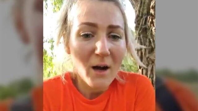 Красивая Marushka, игра с киской на улице перед вебкамерой