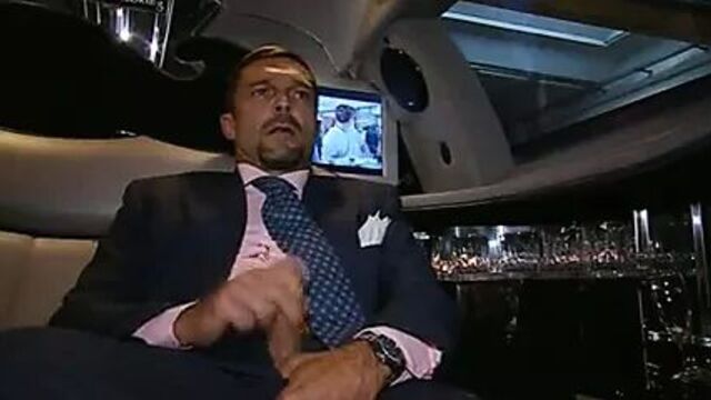 Анал с лимузином в обнаженных нейлонах