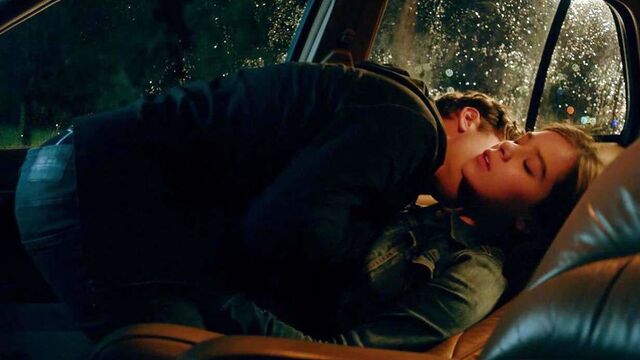 Сексуальная сцена с Hailee Steinfeld на scandalplanet.com