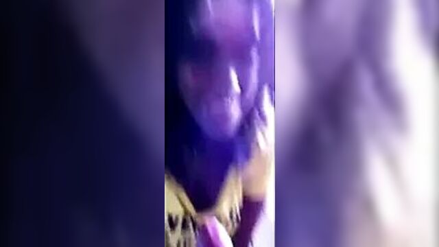 Друг поддается камшоту на лицо