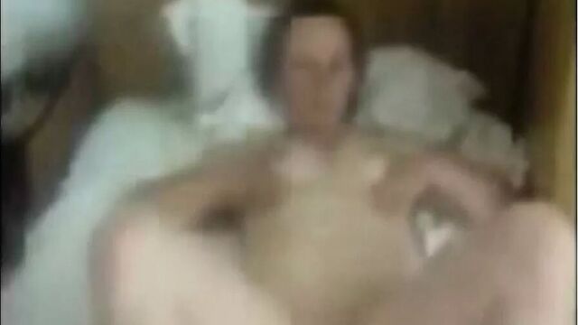 Трахаю мою пухлую настоящую маму, когда моего отчима не было дома