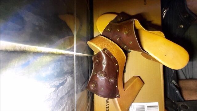 Сперма на деревянном высоком каблуке, засоряет сандалии