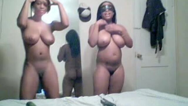Грудастые молодые гетто-шлюхи раздеваются и мастурбируют