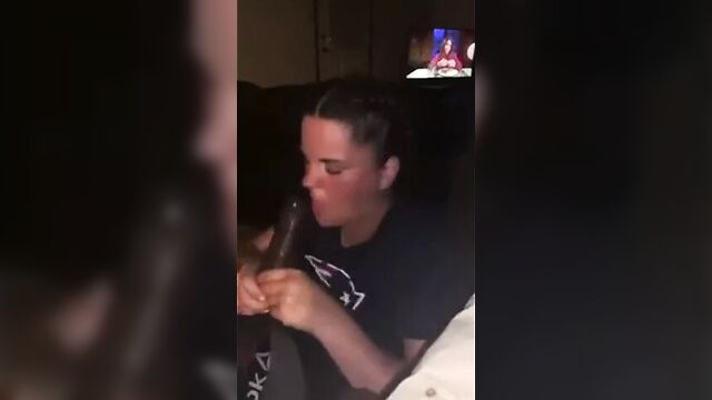 Белая шлюшка сосет хуй