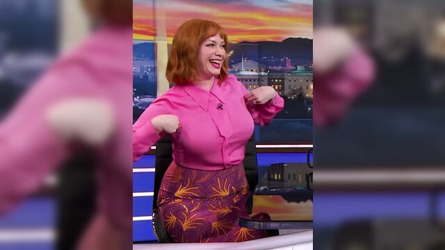 Christina Hendricks подпрыгивает сиськами