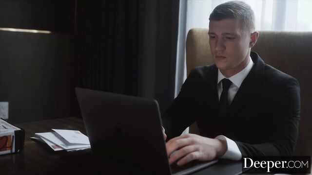 Глубже. вуайерист переживает свои изгибы через телескоп