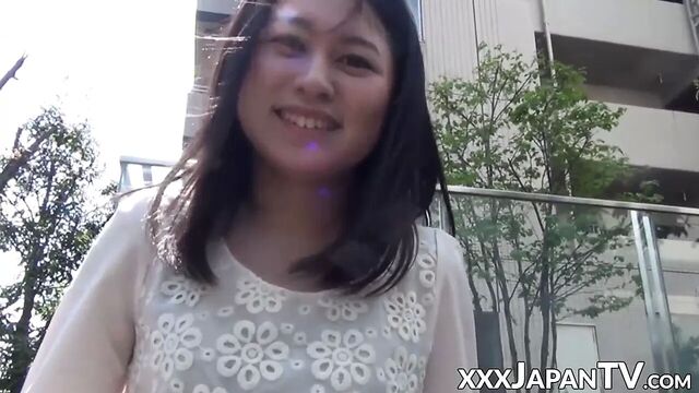 Шаловливая японка представляет ее задницу и киску крупным планом