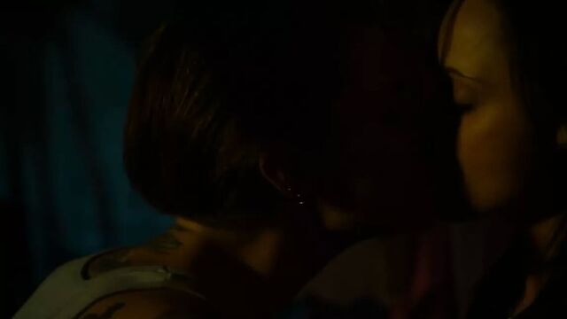 Ruby Rose, Christina Ricci - вокруг квартала (2013)