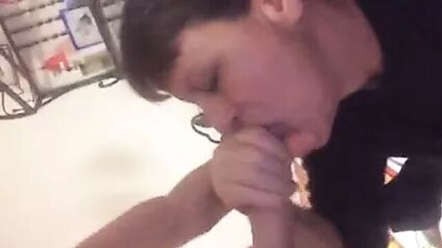 Зрелая сосет молодой хуй