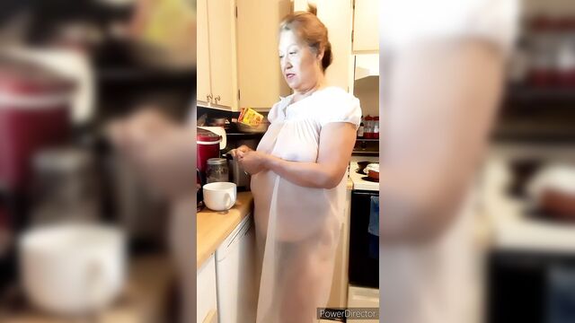 Зрелая женщина в прозрачной ночной бабушке, натуральные сиськи