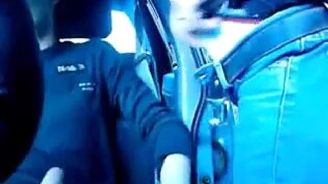 Дружище отсасывает у меня в машине в парке